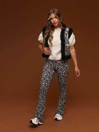 Elin zwart/off white bloemenprint flare broek