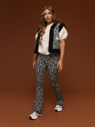 Elin zwart/off white bloemenprint flare broek